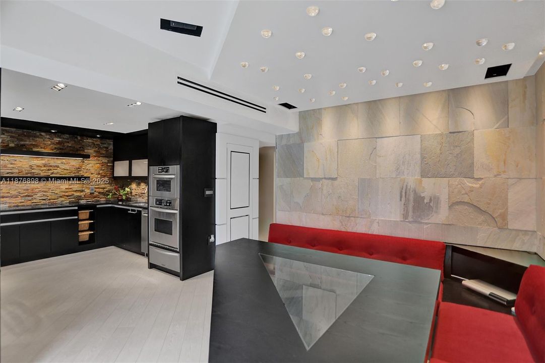 最近售出: $695,000 (5 贝兹, 3 浴室, 1705 平方英尺)