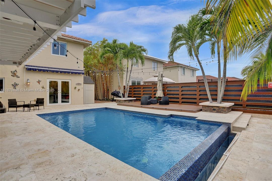 最近售出: $695,000 (5 贝兹, 3 浴室, 1705 平方英尺)