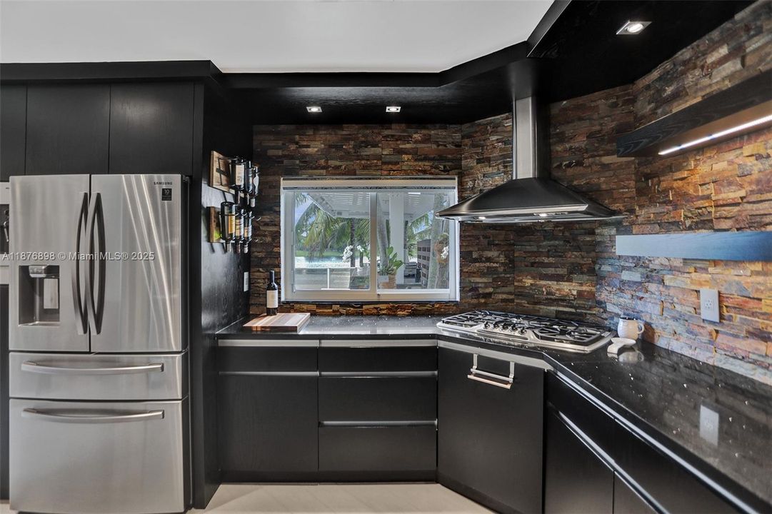 最近售出: $695,000 (5 贝兹, 3 浴室, 1705 平方英尺)