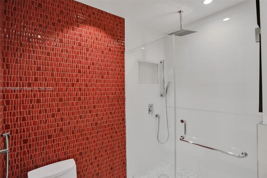 最近售出: $695,000 (5 贝兹, 3 浴室, 1705 平方英尺)