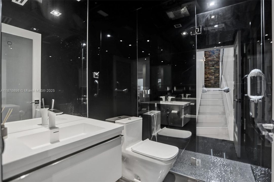 最近售出: $695,000 (5 贝兹, 3 浴室, 1705 平方英尺)