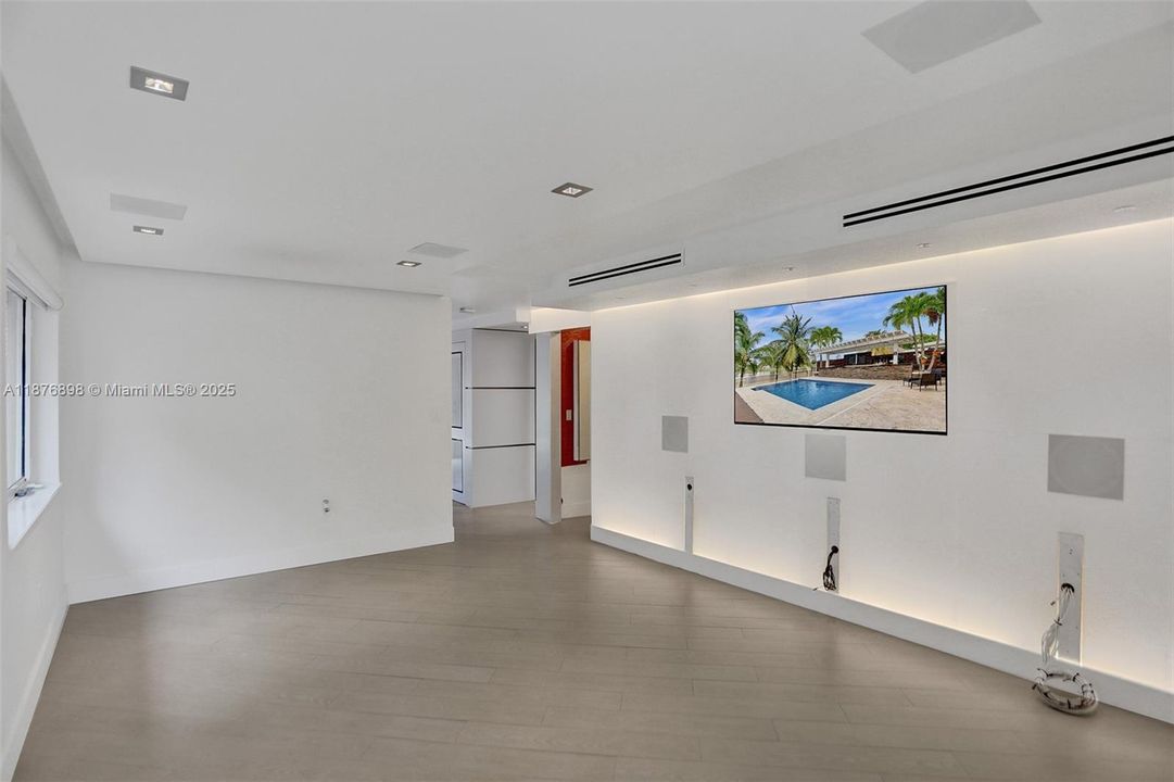 最近售出: $695,000 (5 贝兹, 3 浴室, 1705 平方英尺)