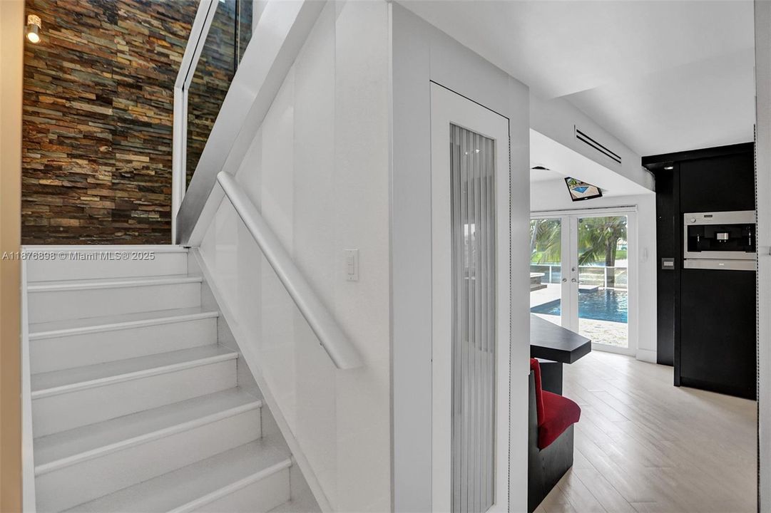 最近售出: $695,000 (5 贝兹, 3 浴室, 1705 平方英尺)