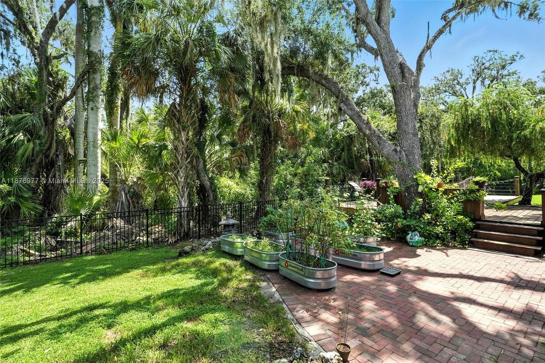 For Sale: $974,500 (5 beds, 3 baths, 4076 Square Feet)