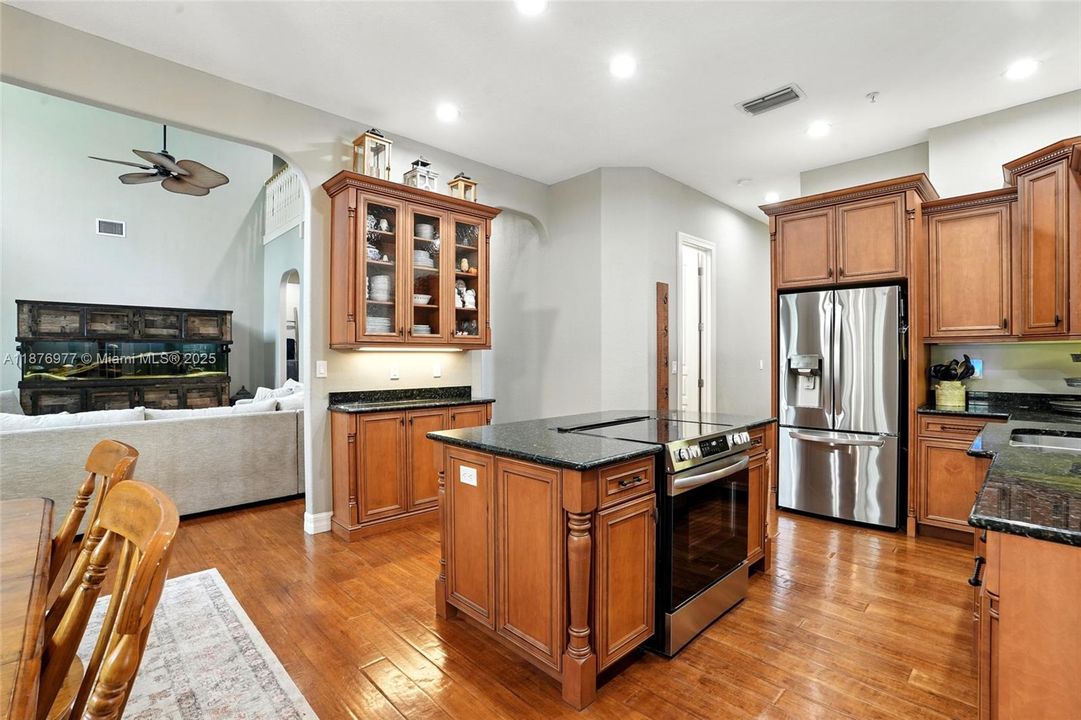 For Sale: $974,500 (5 beds, 3 baths, 4076 Square Feet)