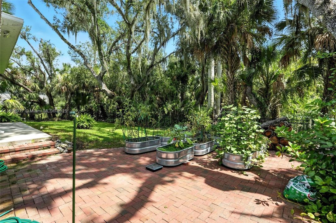 For Sale: $974,500 (5 beds, 3 baths, 4076 Square Feet)