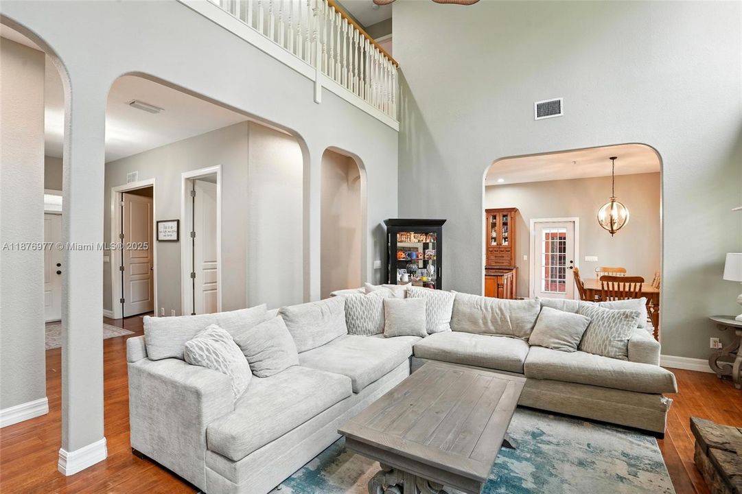 For Sale: $974,500 (5 beds, 3 baths, 4076 Square Feet)