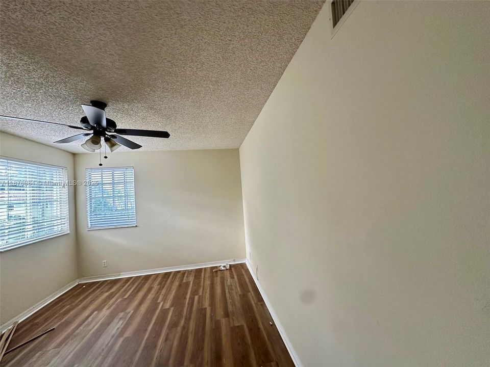 合同活跃: $3,600 (4 贝兹, 2 浴室, 1728 平方英尺)