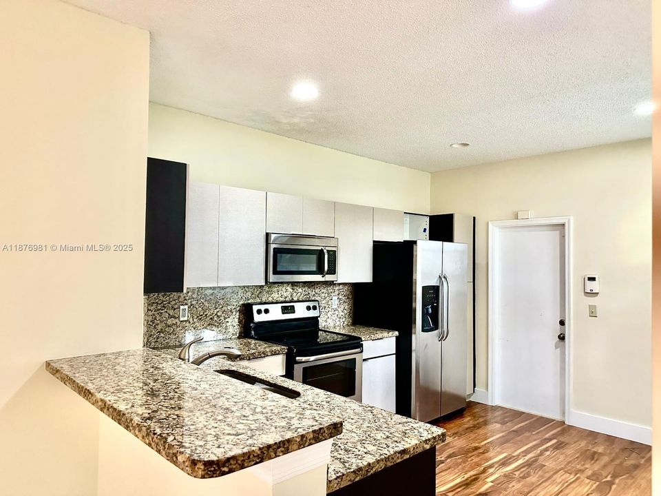 合同活跃: $3,600 (4 贝兹, 2 浴室, 1728 平方英尺)