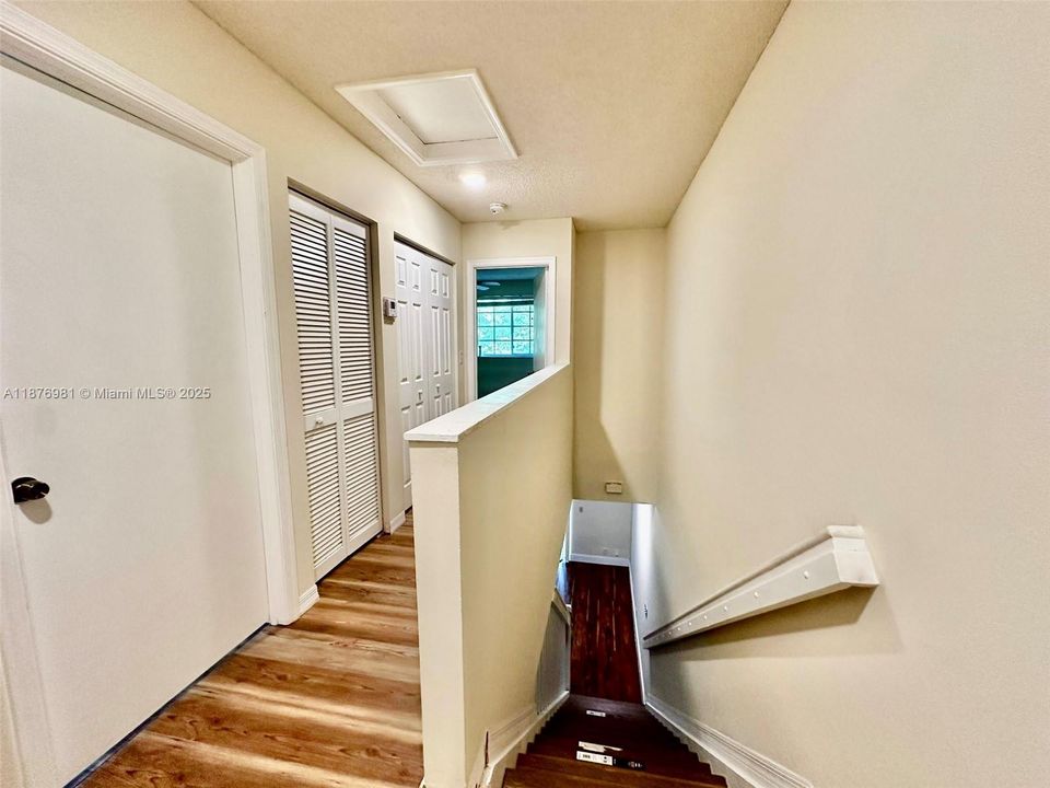 合同活跃: $3,600 (4 贝兹, 2 浴室, 1728 平方英尺)