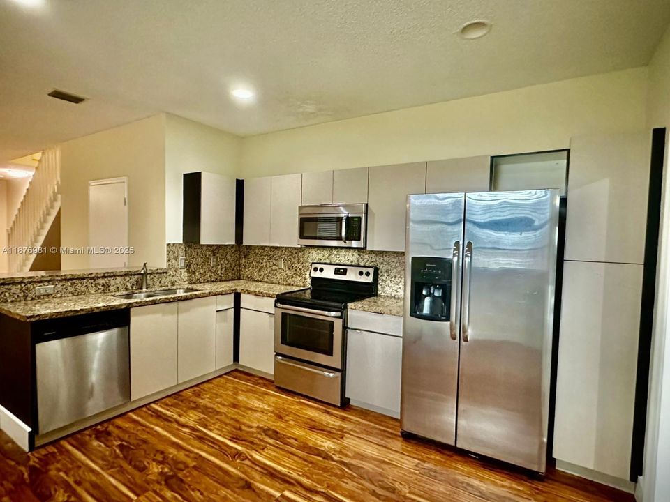 合同活跃: $3,600 (4 贝兹, 2 浴室, 1728 平方英尺)