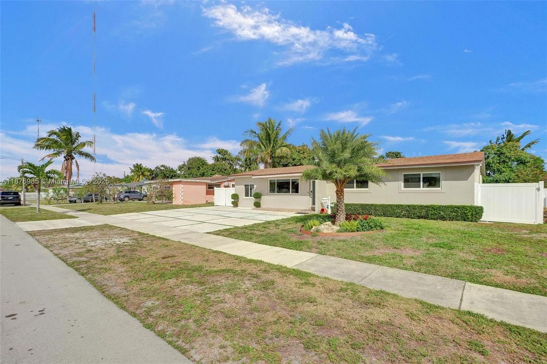 Active With Contract: $3,750 (4 beds, 2 baths, 1539 Square Feet)