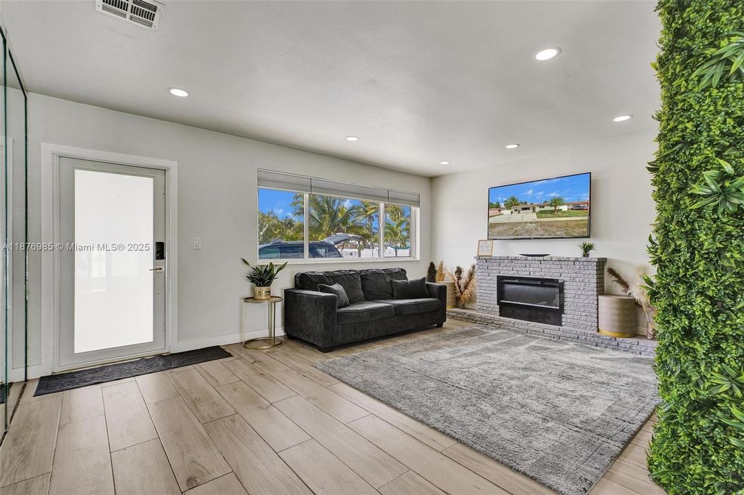 Active With Contract: $3,750 (4 beds, 2 baths, 1539 Square Feet)