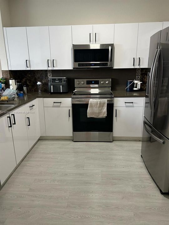 合同活跃: $3,100 (3 贝兹, 2 浴室, 1450 平方英尺)