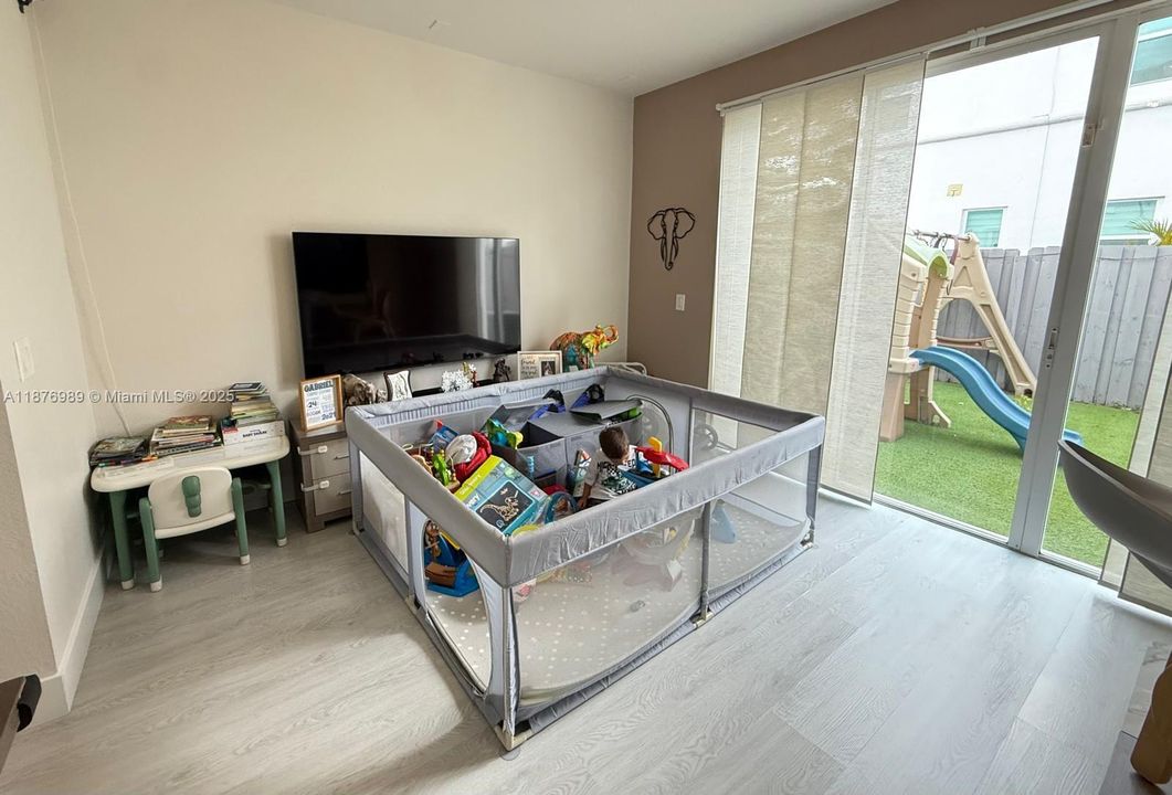 合同活跃: $3,100 (3 贝兹, 2 浴室, 1450 平方英尺)