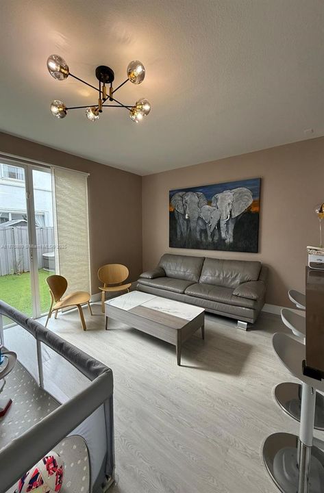 合同活跃: $3,100 (3 贝兹, 2 浴室, 1450 平方英尺)