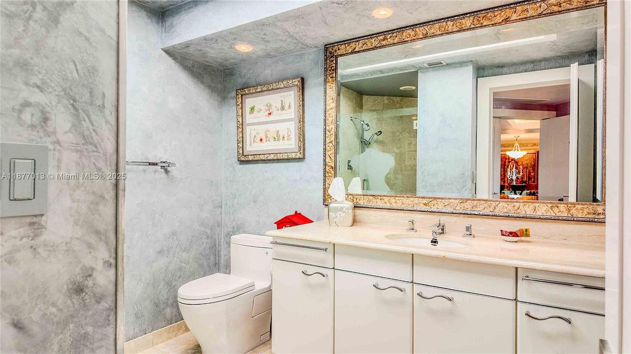 合同活跃: $3,600,000 (3 贝兹, 4 浴室, 3670 平方英尺)