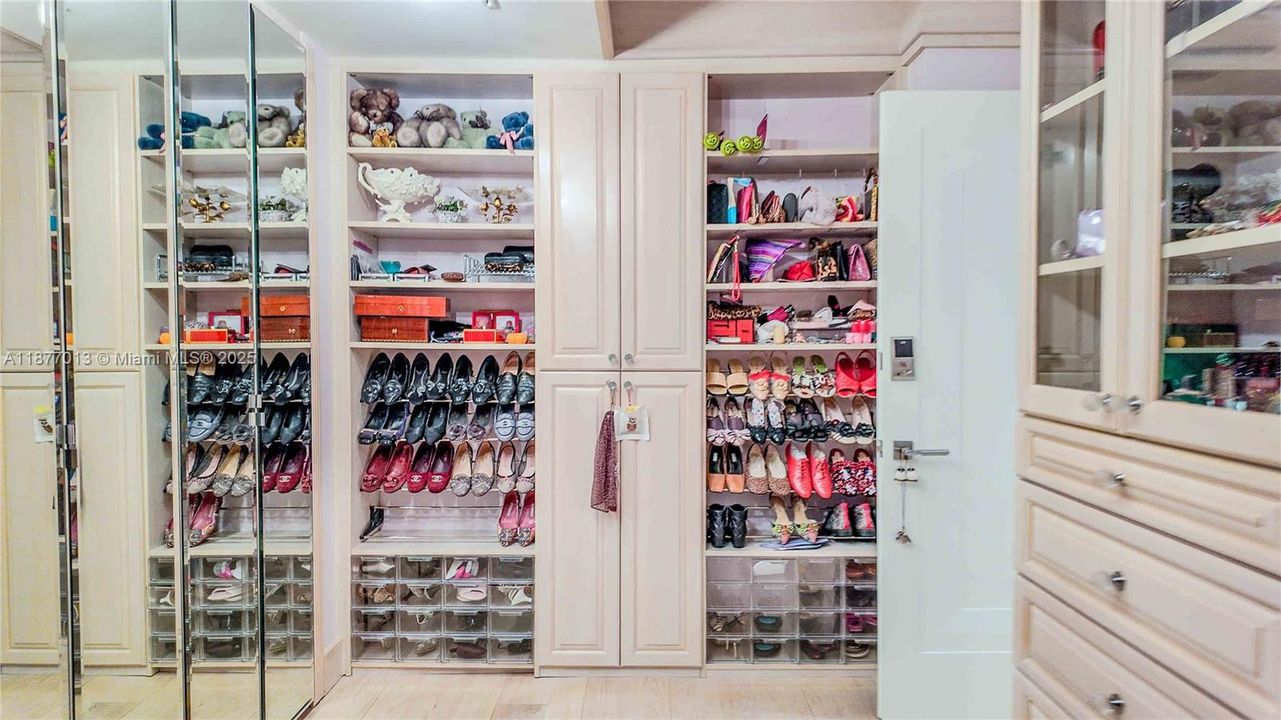 合同活跃: $3,600,000 (3 贝兹, 4 浴室, 3670 平方英尺)