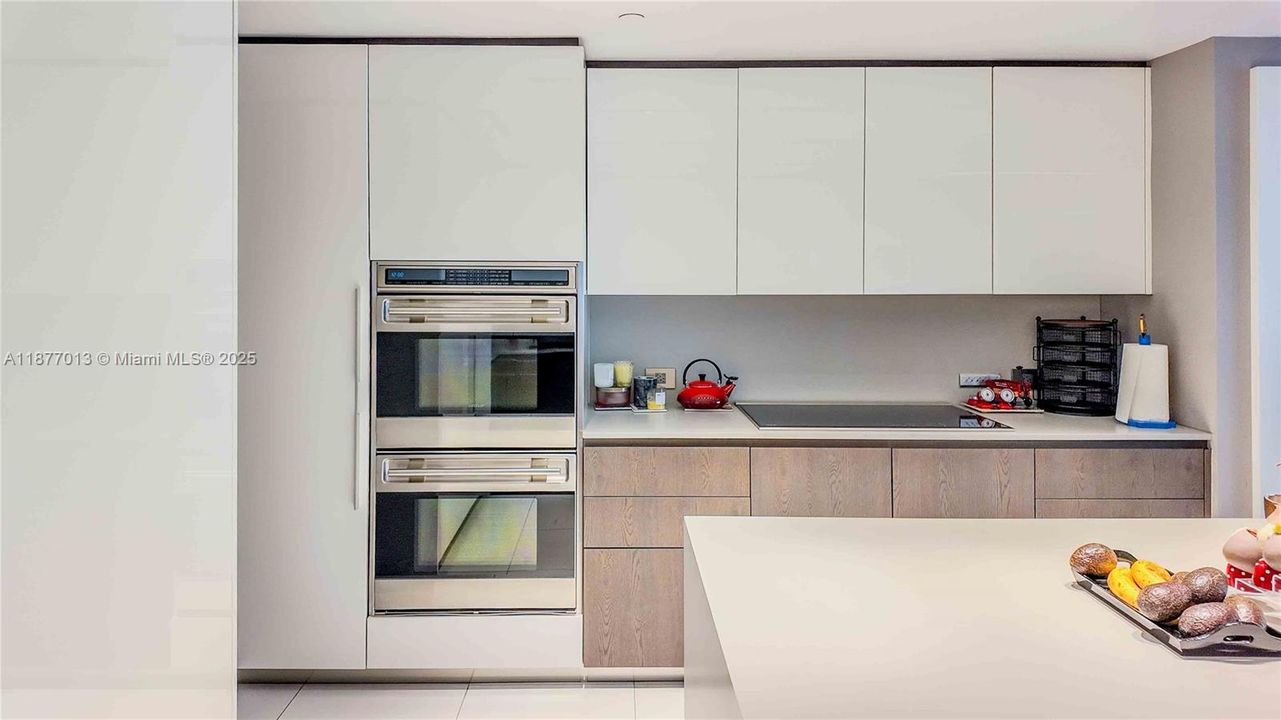 合同活跃: $3,600,000 (3 贝兹, 4 浴室, 3670 平方英尺)