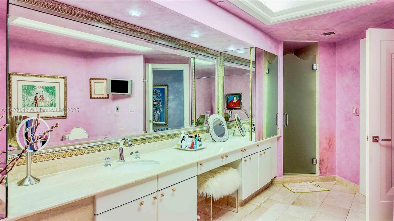 合同活跃: $3,600,000 (3 贝兹, 4 浴室, 3670 平方英尺)