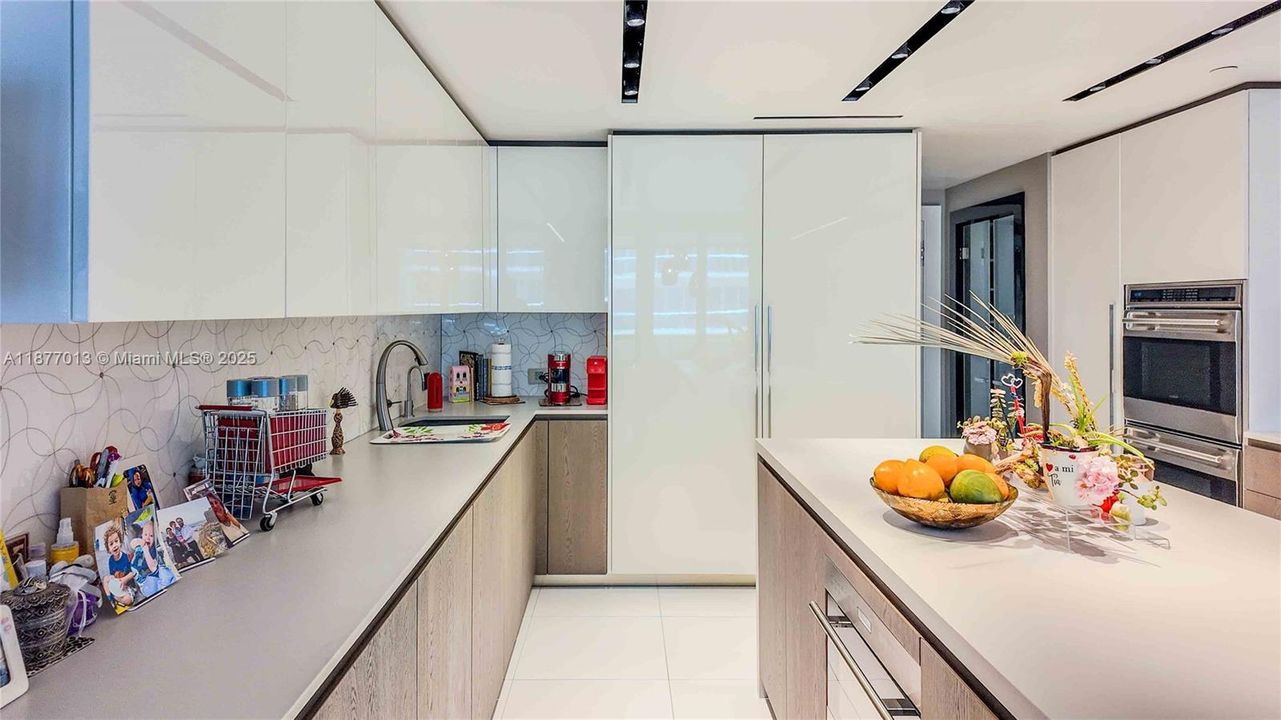 合同活跃: $3,600,000 (3 贝兹, 4 浴室, 3670 平方英尺)