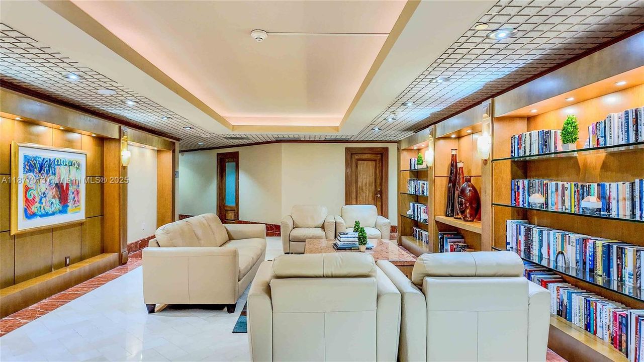 合同活跃: $3,600,000 (3 贝兹, 4 浴室, 3670 平方英尺)