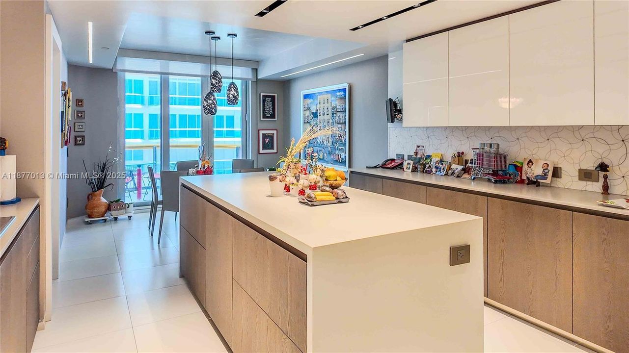 合同活跃: $3,600,000 (3 贝兹, 4 浴室, 3670 平方英尺)