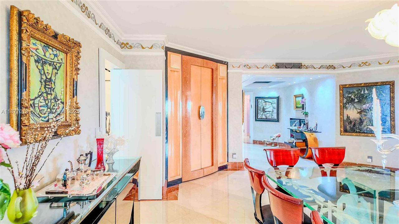 合同活跃: $3,600,000 (3 贝兹, 4 浴室, 3670 平方英尺)