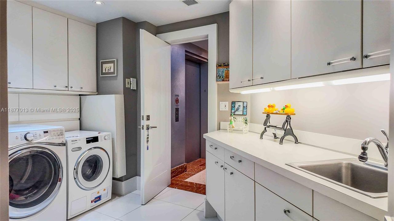 合同活跃: $3,600,000 (3 贝兹, 4 浴室, 3670 平方英尺)