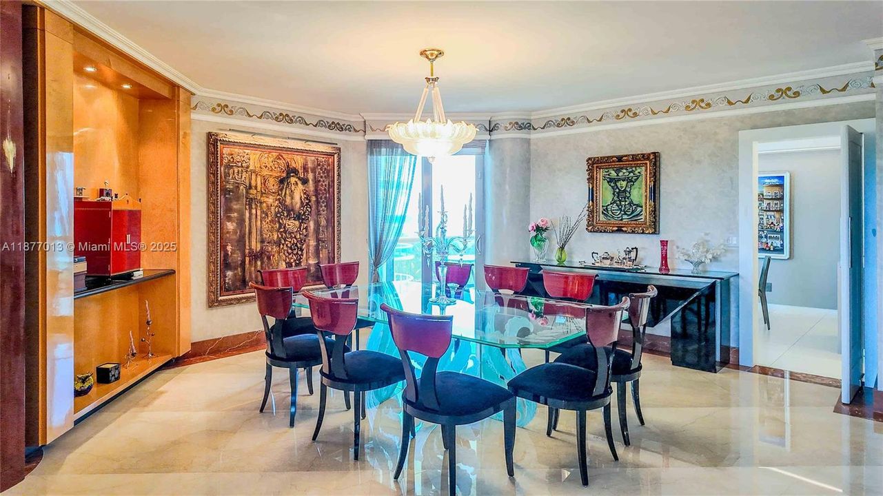 合同活跃: $3,600,000 (3 贝兹, 4 浴室, 3670 平方英尺)