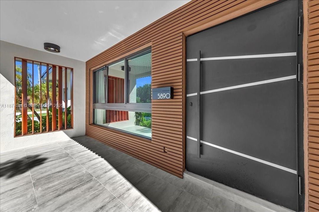 合同活跃: $975,000 (4 贝兹, 3 浴室, 2140 平方英尺)