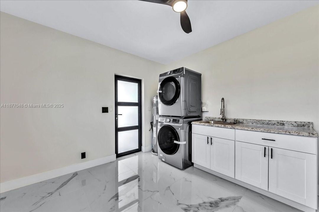 合同活跃: $975,000 (4 贝兹, 3 浴室, 2140 平方英尺)