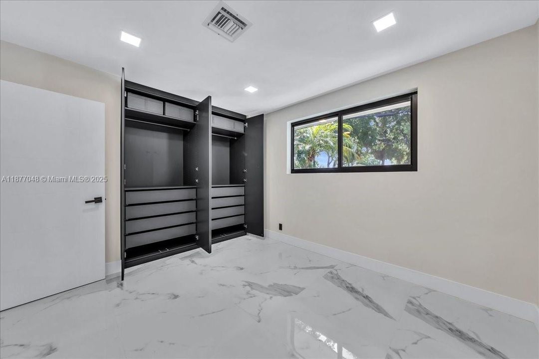 合同活跃: $975,000 (4 贝兹, 3 浴室, 2140 平方英尺)