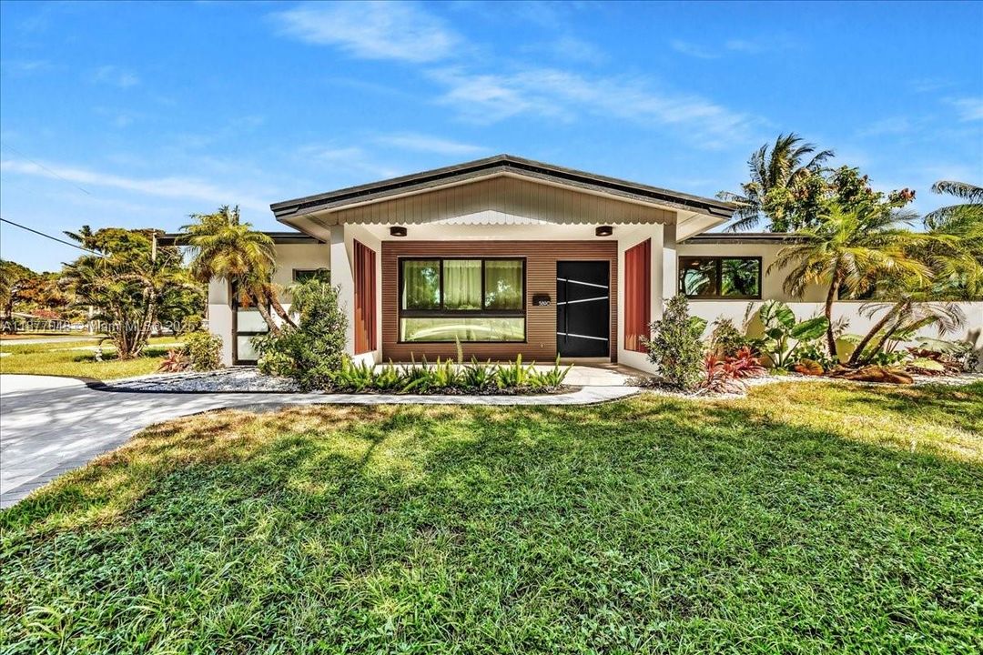 合同活跃: $975,000 (4 贝兹, 3 浴室, 2140 平方英尺)