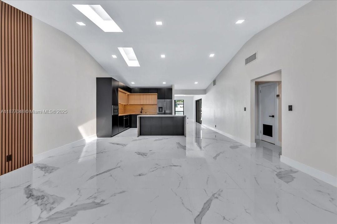 合同活跃: $975,000 (4 贝兹, 3 浴室, 2140 平方英尺)