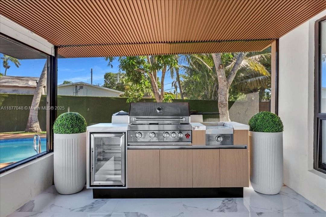 合同活跃: $975,000 (4 贝兹, 3 浴室, 2140 平方英尺)