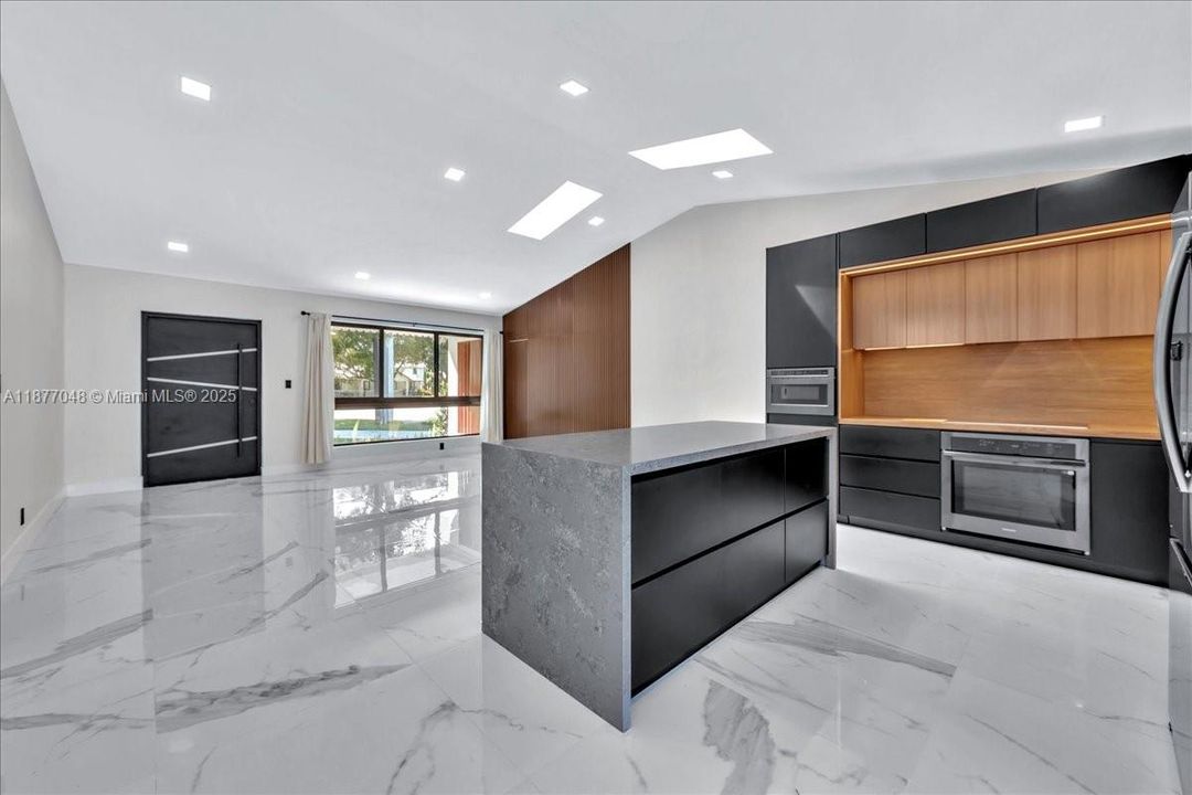 合同活跃: $975,000 (4 贝兹, 3 浴室, 2140 平方英尺)