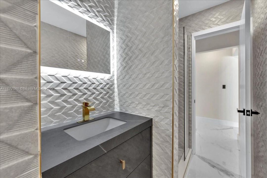 合同活跃: $975,000 (4 贝兹, 3 浴室, 2140 平方英尺)