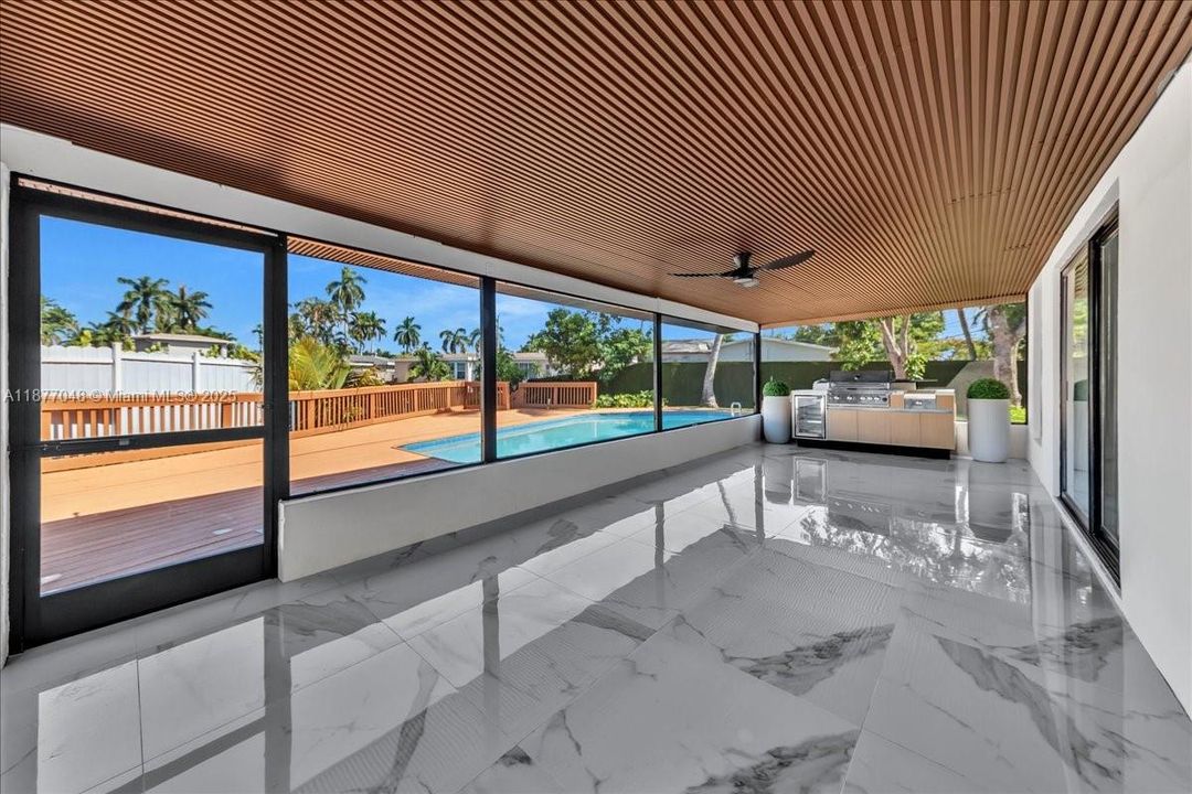 合同活跃: $975,000 (4 贝兹, 3 浴室, 2140 平方英尺)