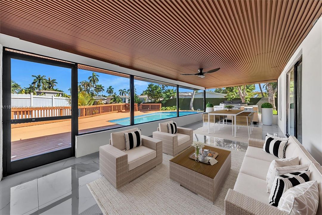 合同活跃: $975,000 (4 贝兹, 3 浴室, 2140 平方英尺)