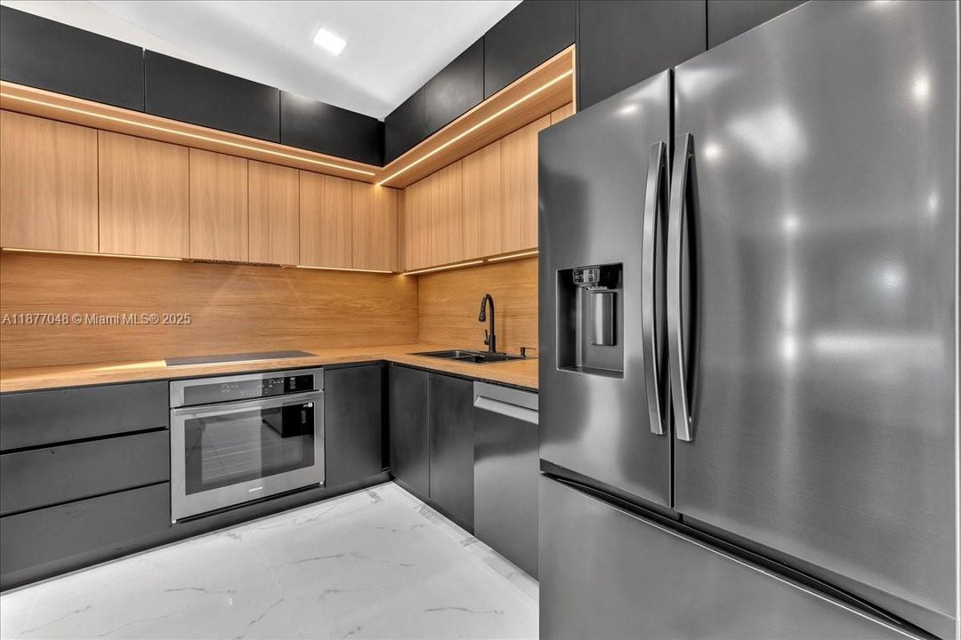 合同活跃: $975,000 (4 贝兹, 3 浴室, 2140 平方英尺)