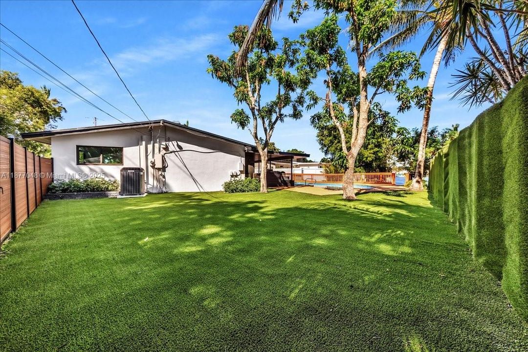 合同活跃: $975,000 (4 贝兹, 3 浴室, 2140 平方英尺)