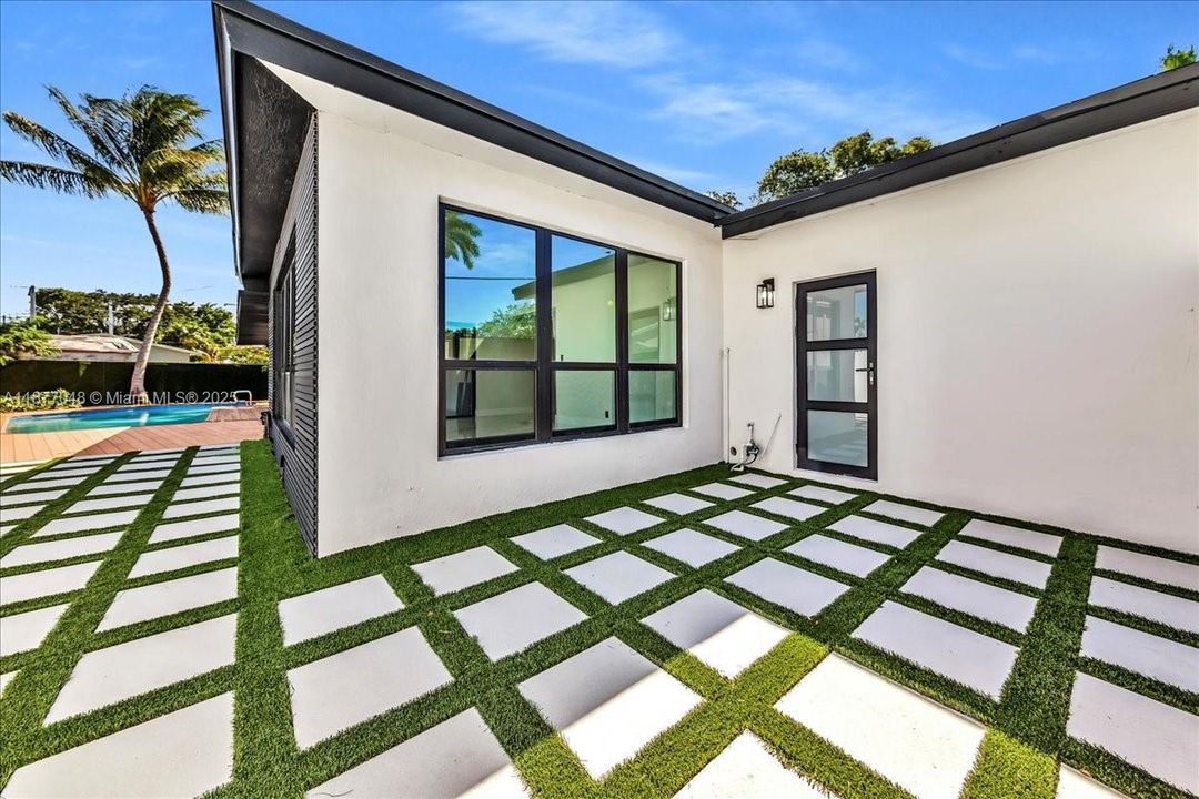 合同活跃: $975,000 (4 贝兹, 3 浴室, 2140 平方英尺)