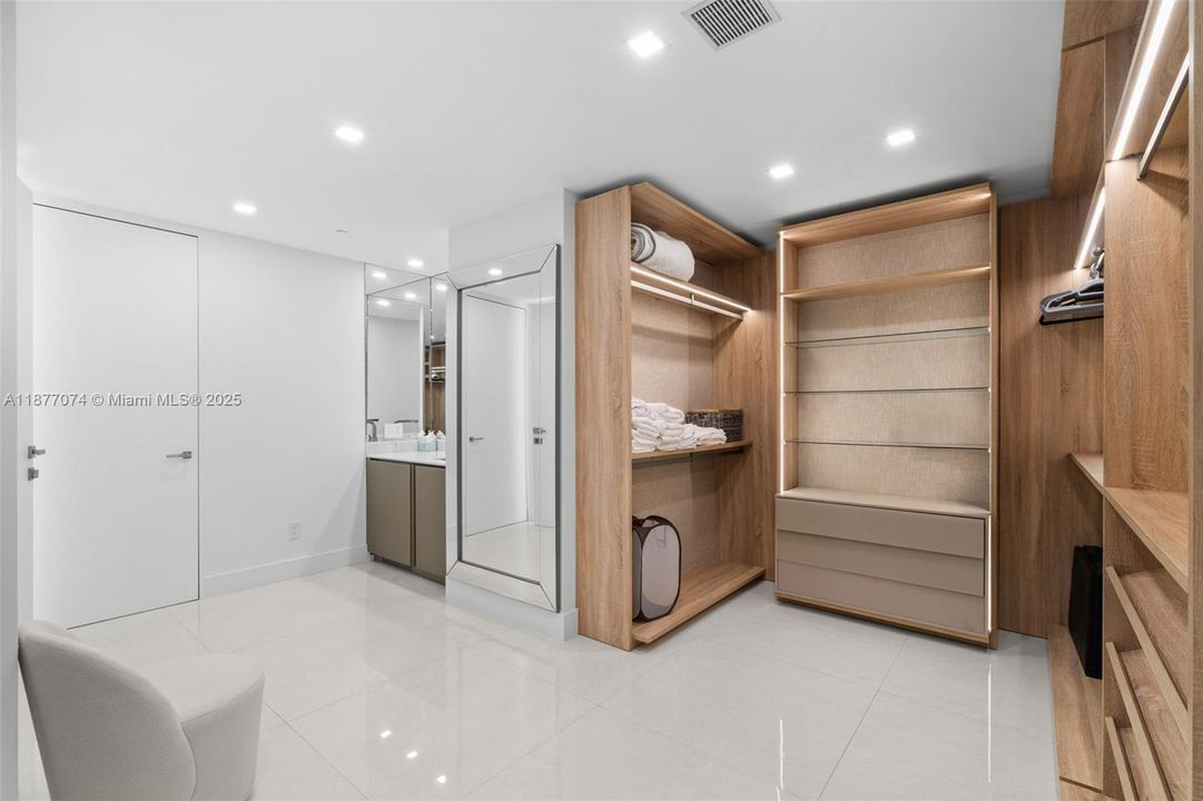 最近租的: $35,000 (4 贝兹, 5 浴室, 3296 平方英尺)