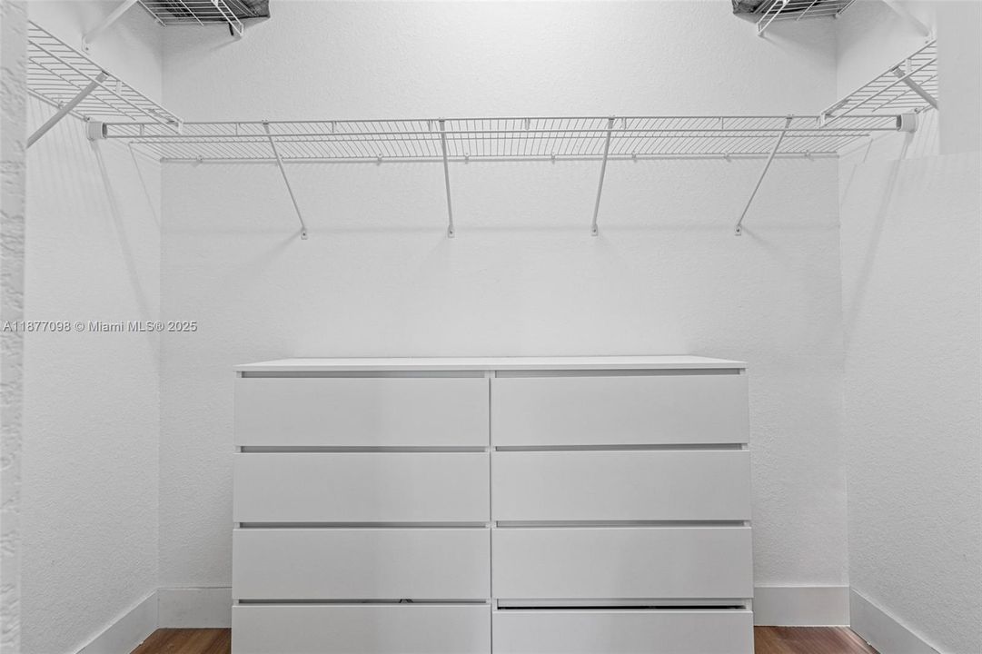 Active With Contract: $3,100 (3 beds, 2 baths, 1662 Square Feet)