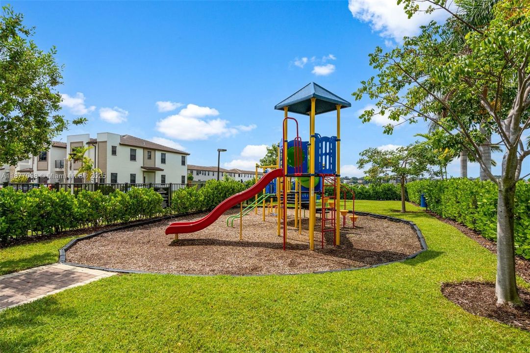 Active With Contract: $3,100 (3 beds, 2 baths, 1662 Square Feet)