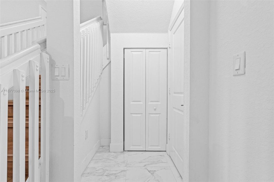 Active With Contract: $3,100 (3 beds, 2 baths, 1662 Square Feet)