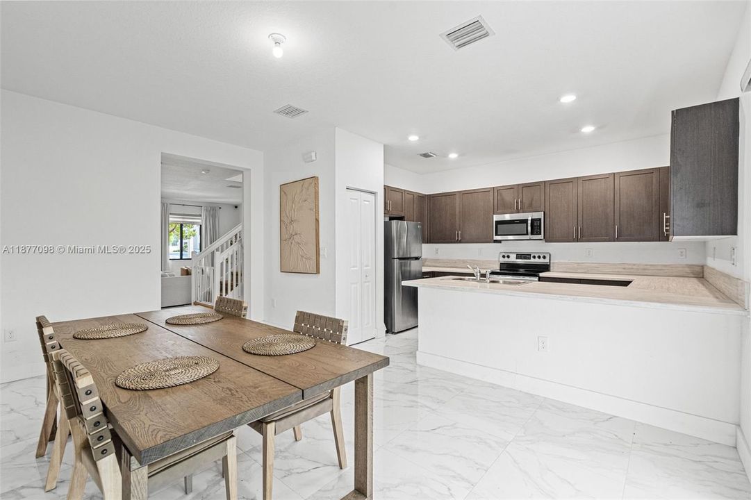 Active With Contract: $3,100 (3 beds, 2 baths, 1662 Square Feet)