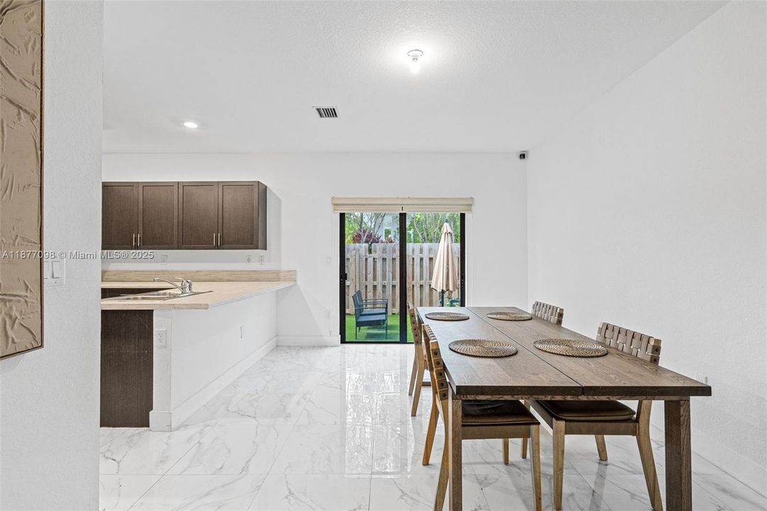 Active With Contract: $3,100 (3 beds, 2 baths, 1662 Square Feet)