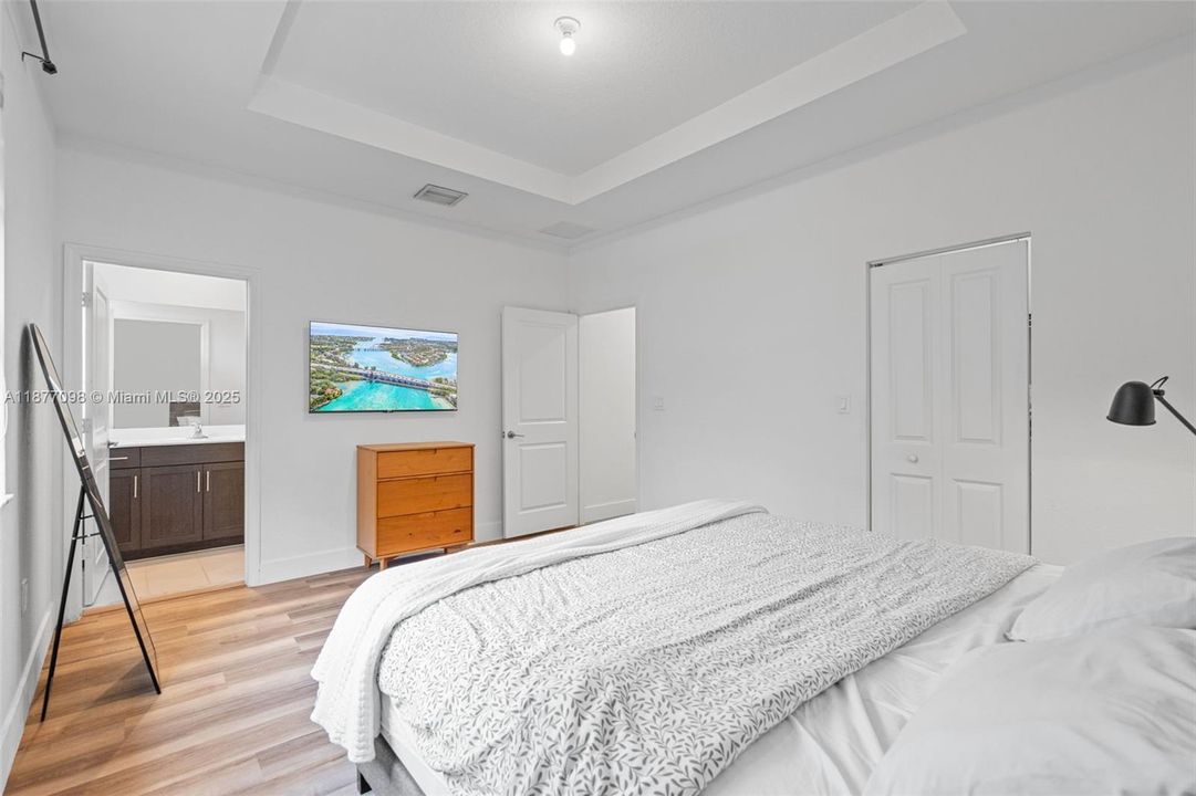 Active With Contract: $3,100 (3 beds, 2 baths, 1662 Square Feet)